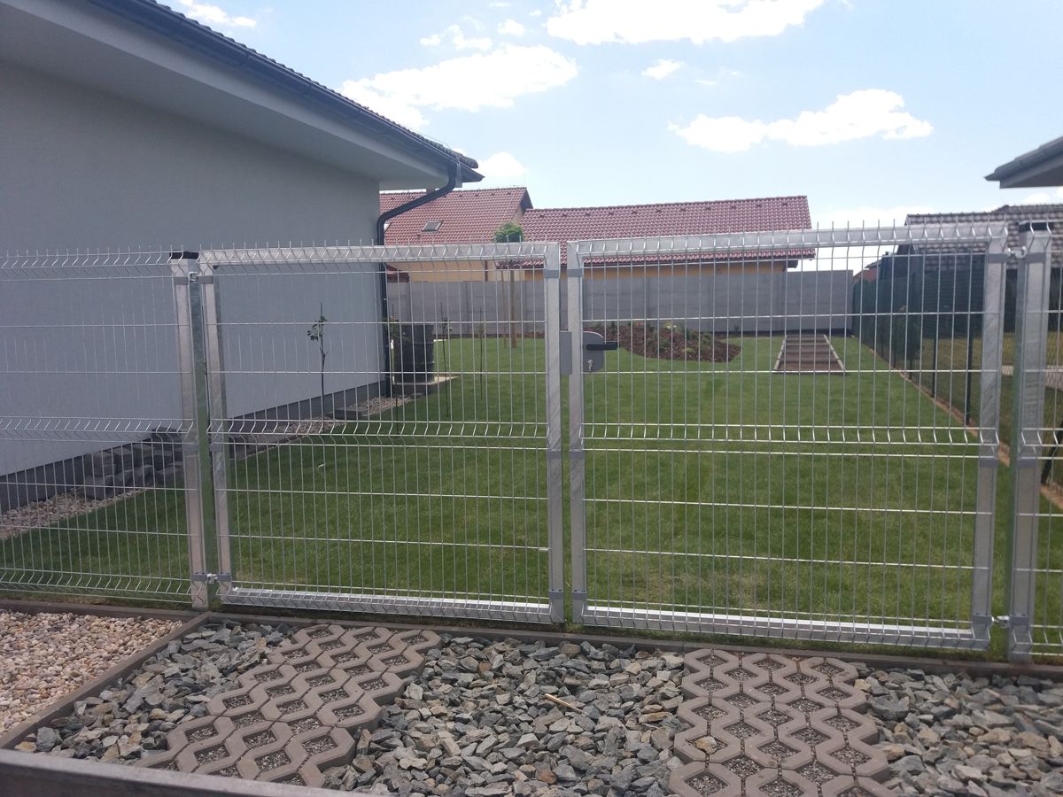 Lesklá kovová posuvná brána s plotem