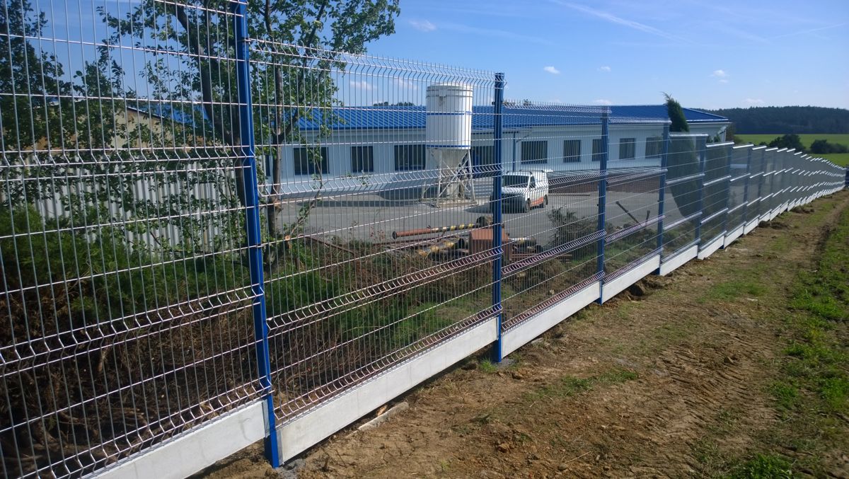 Modrý plot kolem firmy