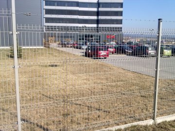 Oplocení panely 3D antracit s podhrabovou deskou, šedá barva, areál firmy SOK Třebíč