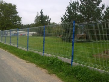 Oplocení panely 3D ZN na modré sloupky, firma VUES v Brně