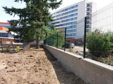 Oplocení panely 3D antracit na zídku u mateřské školy ve Znojmě