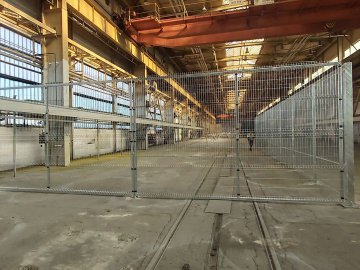 Dvoukřídlá brána š.10m výška 3m v hale firmy Deufol