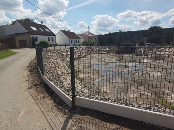 Oplocení panely 3D antracit s podhrabovou deskou - nádrž Vohančice