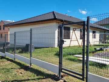 Oplocení s brankou panely 3D antracit s podhrabovou deskou 