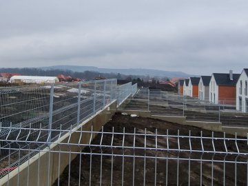 Oplocení 3D ZN LIGHT na opěrné stěny u rodinných domů v Sokolnicích