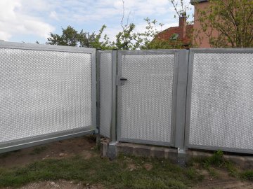 Branka jednokřídlá, žárově pozinkovaná, výplň plech Tahokov Rezidence, zavírání na Fab