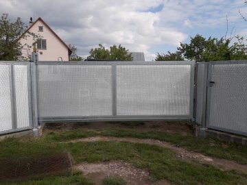 Brána posuvná samonosná, žárový zinek, výplň plech Tahokov Rezidence