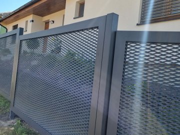 Oplocení s výplní plechů Tahokov RB65, barva antracit matná
