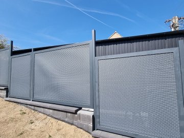 Oplocení z plechů Tahokov Rezidence, barva antracit matná 