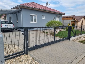 Montáž plotu u domu