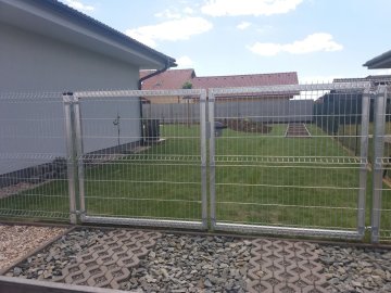 Montáž plotu u domu